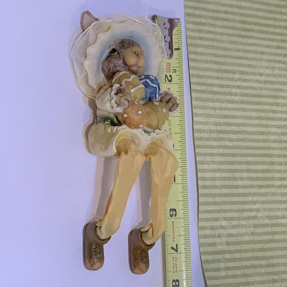 Sitting bunny resin figurine swinging legs - Picture 13 of 14